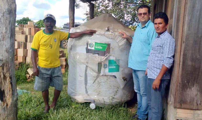 ​​​​​​​Ezequiel Junior entrega implementos e tanque de resfriamento de leite em Campo Novo