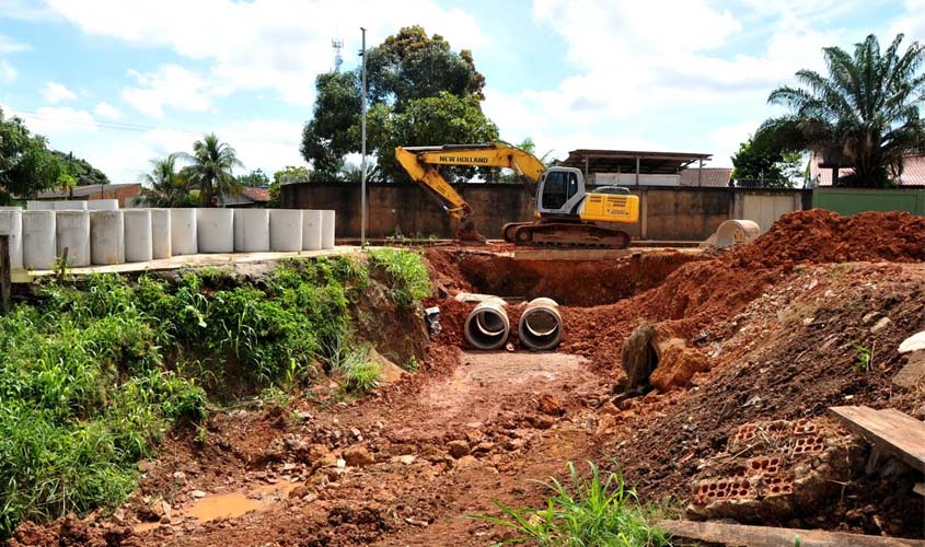 Prefeitura trabalha para acabar com alagamento na Abacateiro