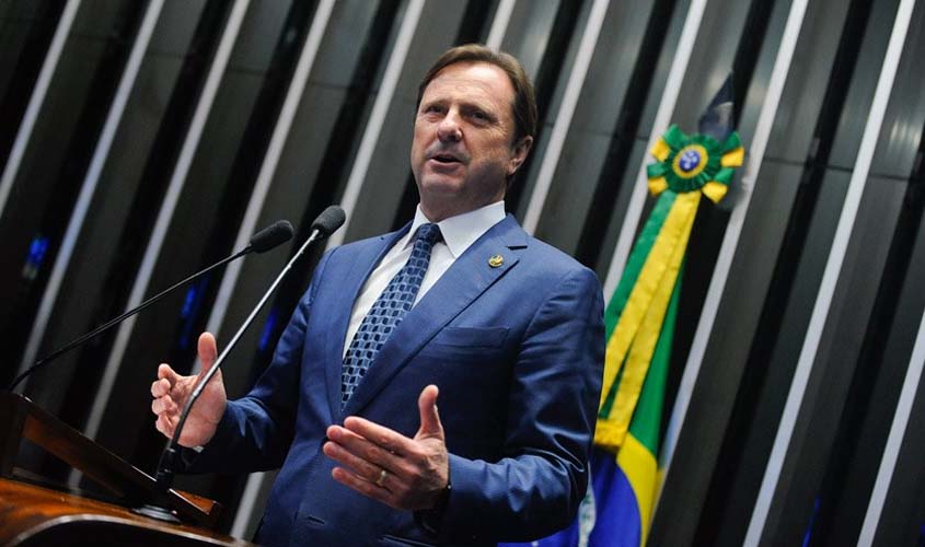 Senador que quer governar Rondônia ajuda a salvar mandato de Aécio, flagrado pedindo R$ 2 milhões em propina