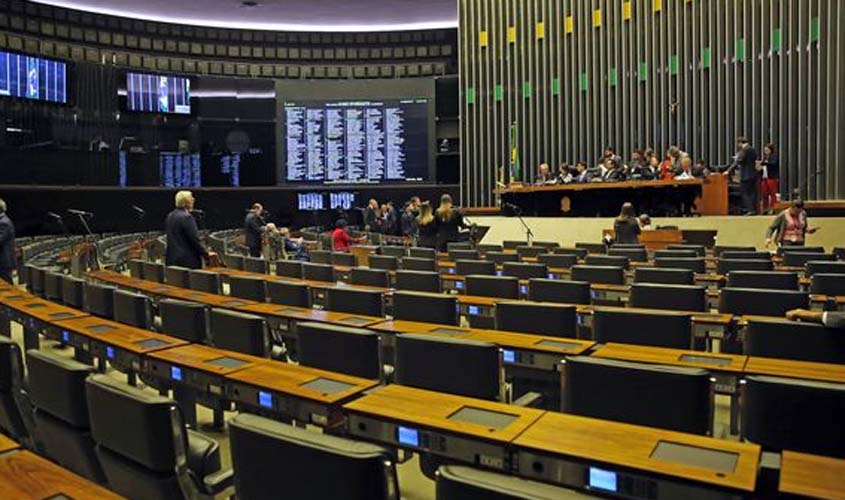 Deputados da oposição desafiam governistas a alcançar quórum para votar denúncia