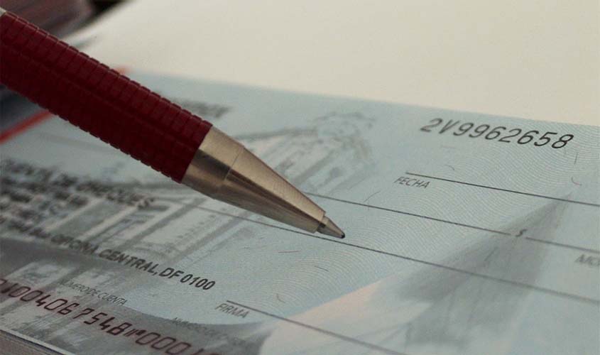 Empresa é condenada por pagar verbas rescisórias com cheques sem fundos