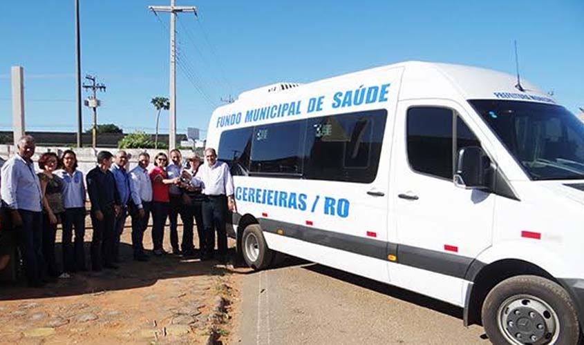 Capixaba contempla Cerejeiras com micro ônibus para transporte de pacientes