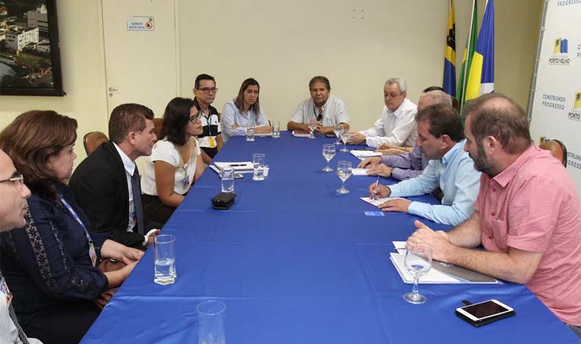 ​​​​​​​Prefeito Hildon busca solução para problema de obras paralisadas