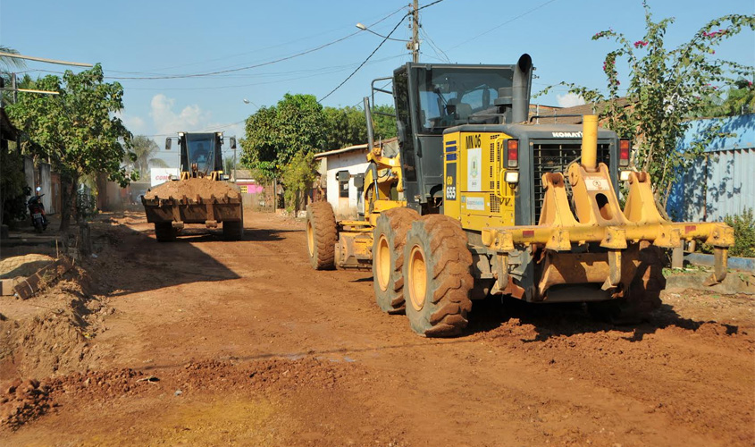 Prefeitura acaba com cratera e  previne alagações no Aponiã