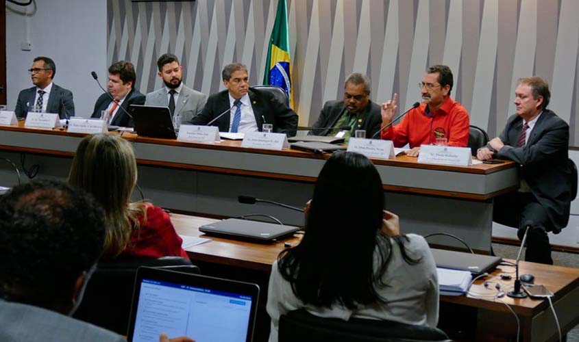 Representantes de servidores apontam desmonte do serviço público no Brasil
